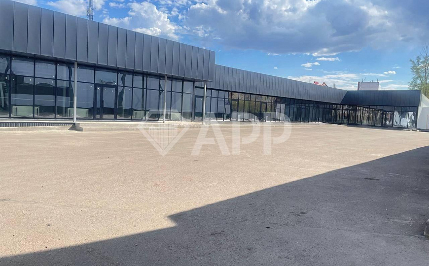 Помещение под общепит с летней террасой фото