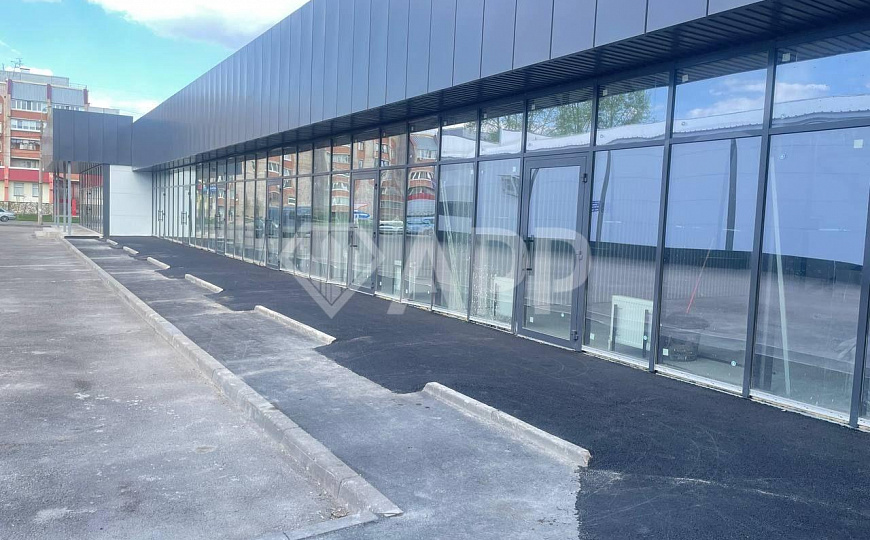 Помещение под общепит с летней террасой фото