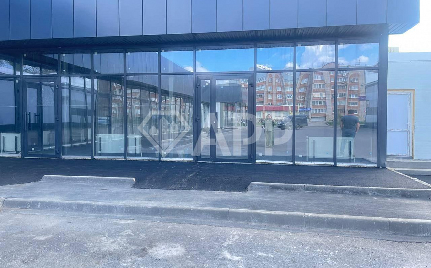 Помещение под общепит с летней террасой фото