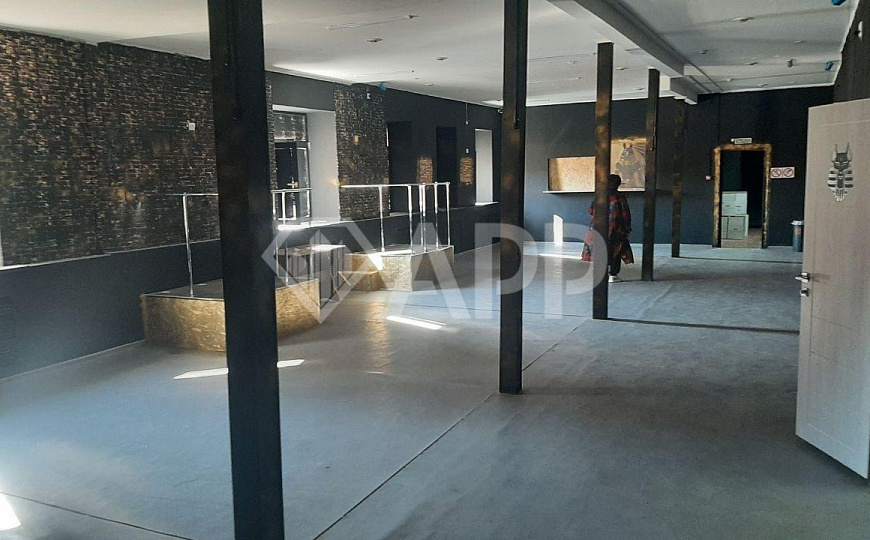 открытое помещение с баром фото