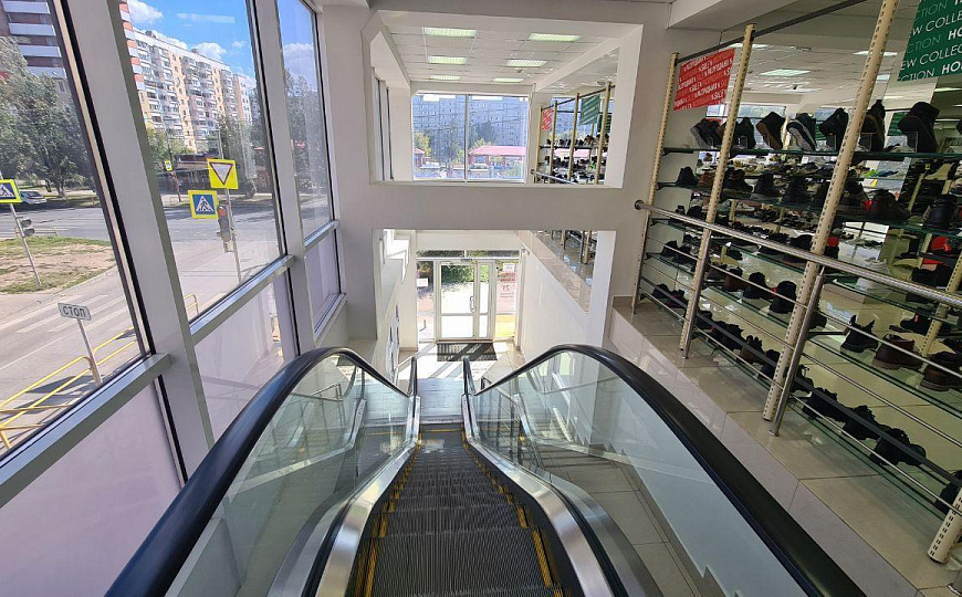 Помещение свободного назначения на 1 линии. фото