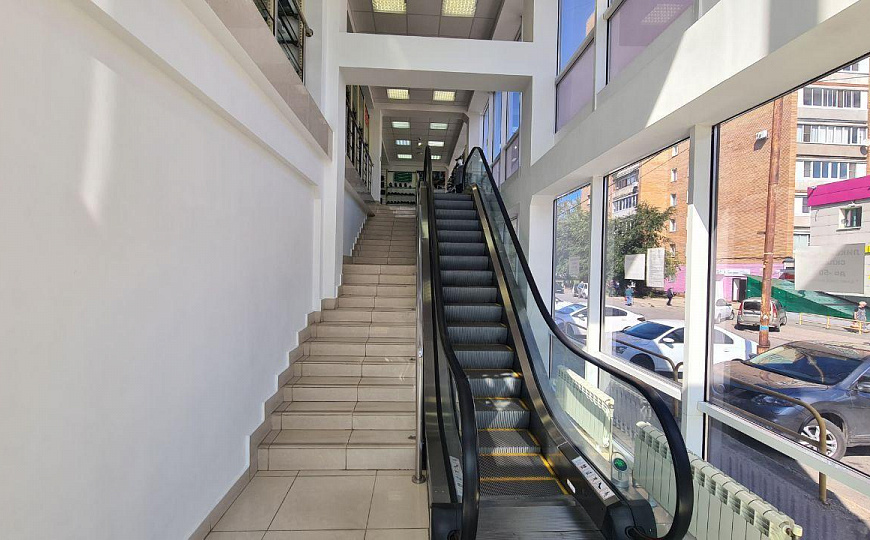 Помещение свободного назначения на 1 линии. фото