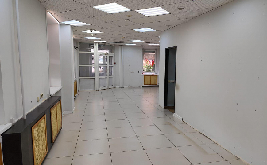 Помещение свободного назначения в историческом центре города, 1 линия, 81 м² фото