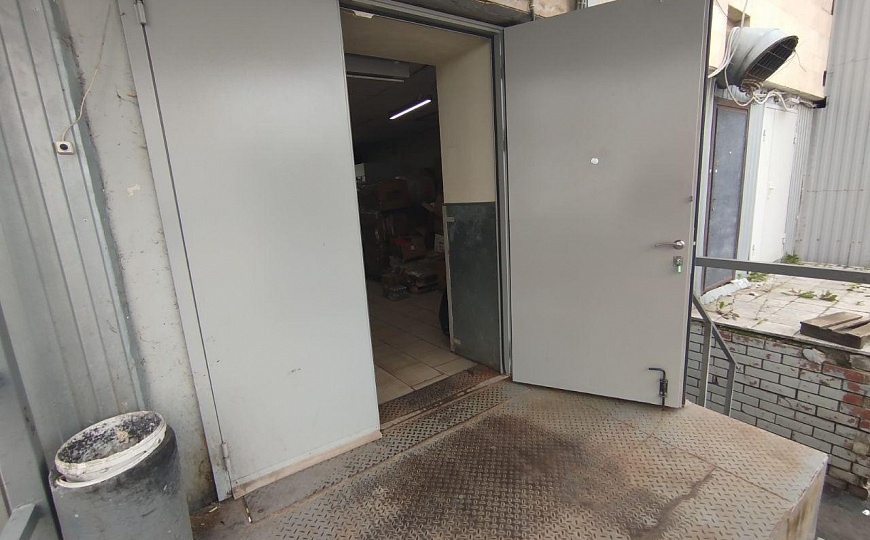 Сдаётся 1 этаж в ТЦ на 1 линии, 638 кв.м фото