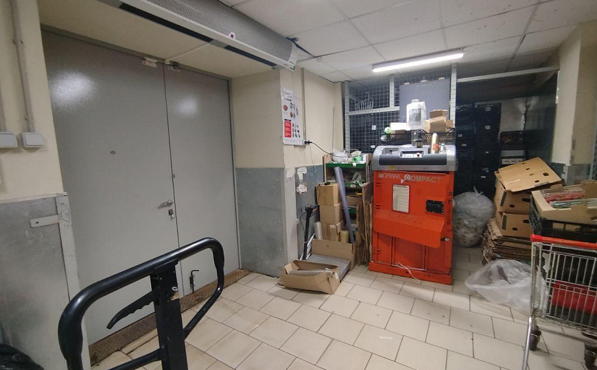 Сдаётся 1 этаж в ТЦ на 1 линии, 638 кв.м фото