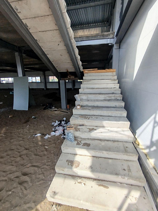 Аренда,  в новом ТЦ на Фоменко торговые и офисные помещения. фото