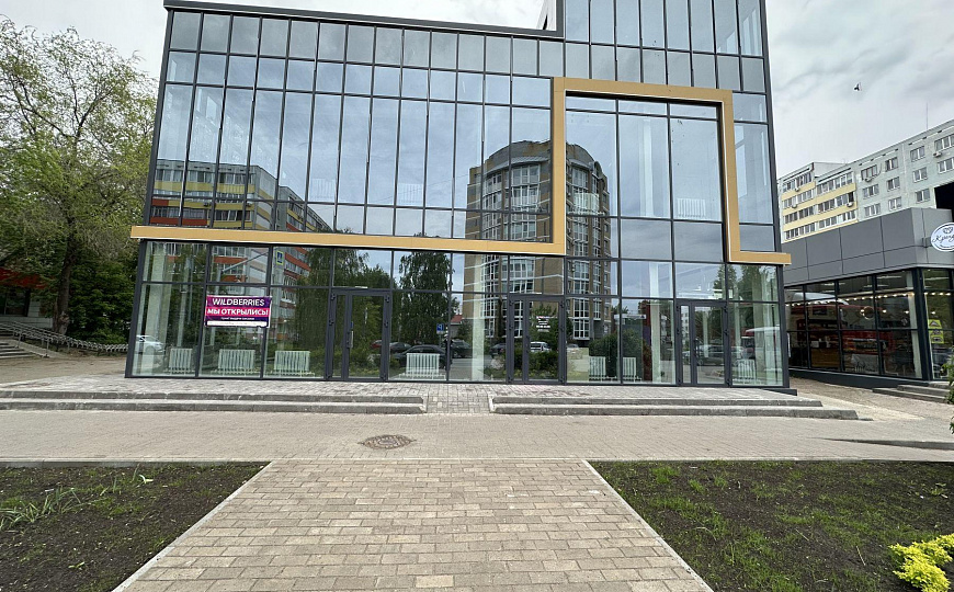 Сдаются в аренду новое помещение на втором этаже, первая линия панорамные окна, отдельный вход фото