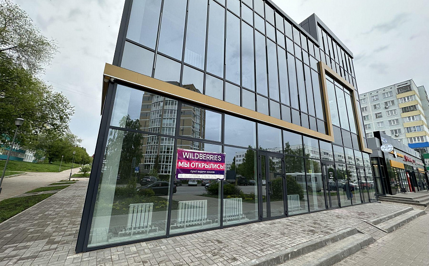 Сдаются в аренду новое помещение на втором этаже, первая линия панорамные окна, отдельный вход фото