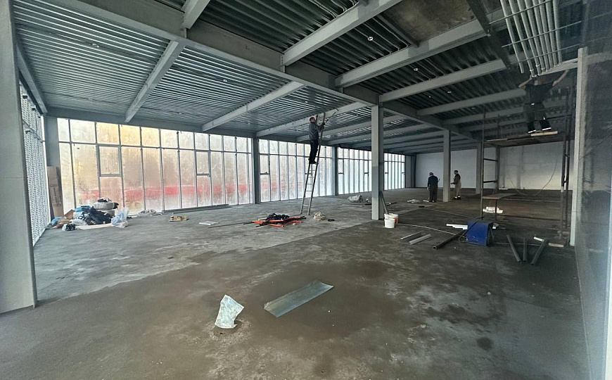 Сдаются в аренду новое помещение на втором этаже, первая линия панорамные окна, отдельный вход фото