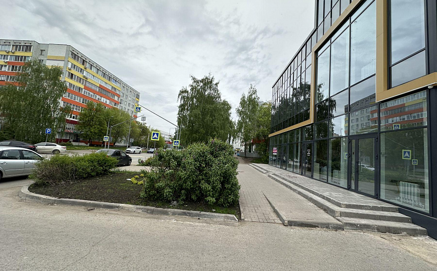 Сдаются в аренду новое помещение на втором этаже, первая линия панорамные окна, отдельный вход фото