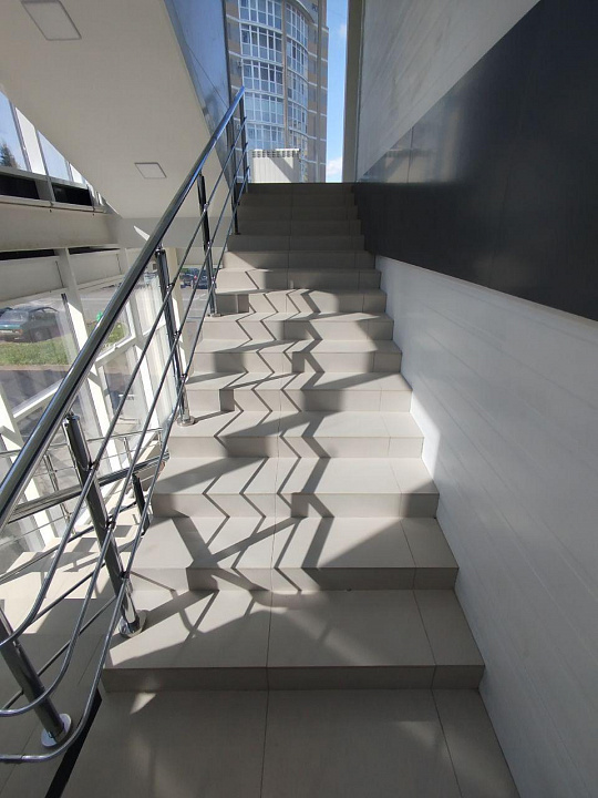 Сдаются в аренду новое помещение на втором этаже, первая линия панорамные окна, отдельный вход фото