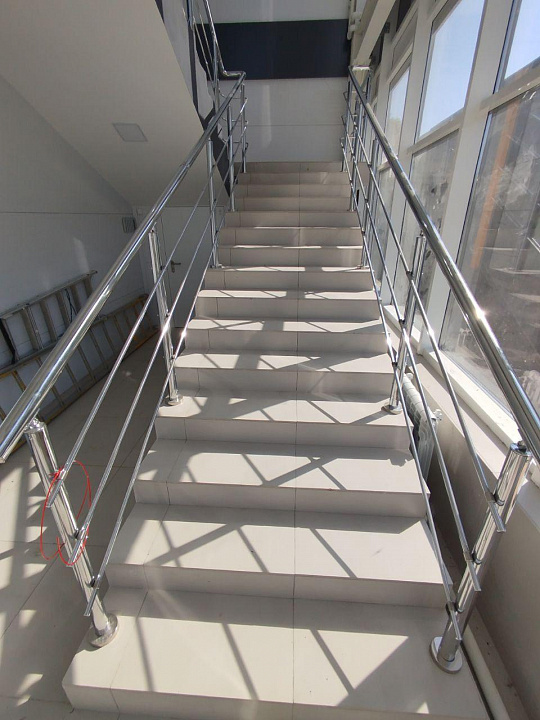 Сдаются в аренду новое помещение на втором этаже, первая линия панорамные окна, отдельный вход фото