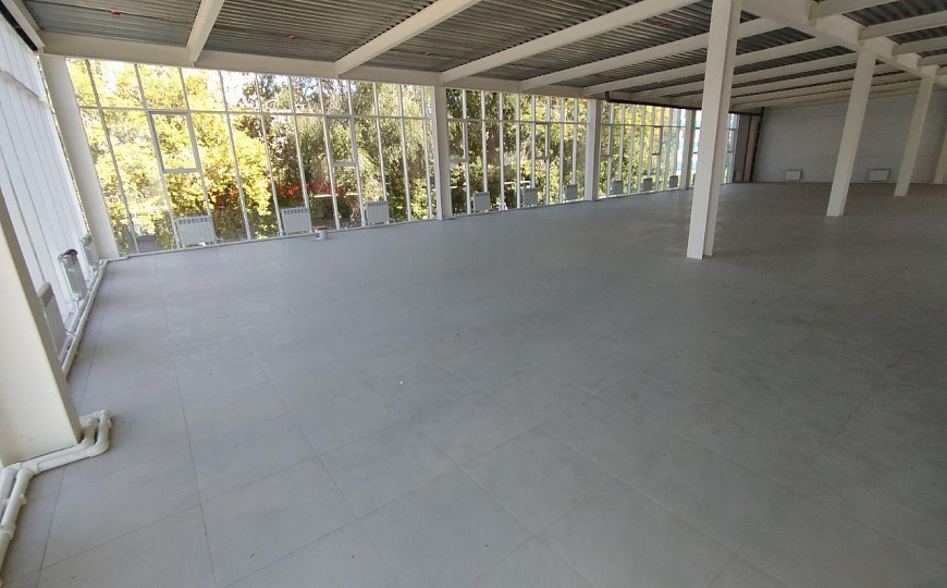 Сдаются в аренду новое помещение на втором этаже, первая линия панорамные окна, отдельный вход фото