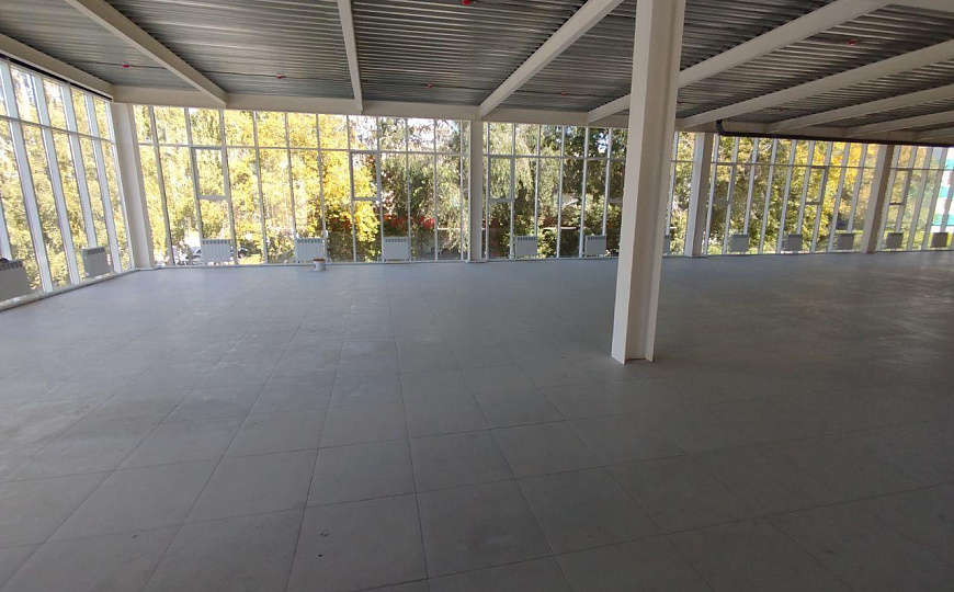 Сдаются в аренду новое помещение на втором этаже, первая линия панорамные окна, отдельный вход фото