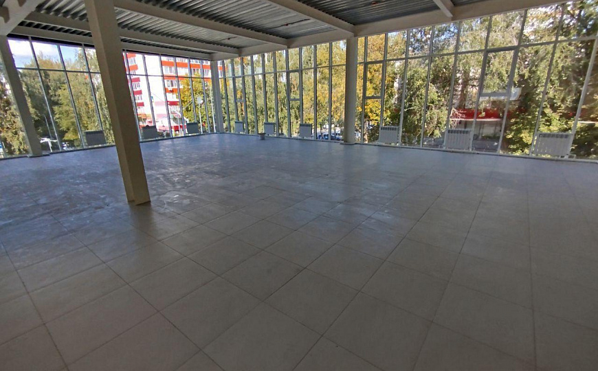 Сдаются в аренду новое помещение на втором этаже, первая линия панорамные окна, отдельный вход фото