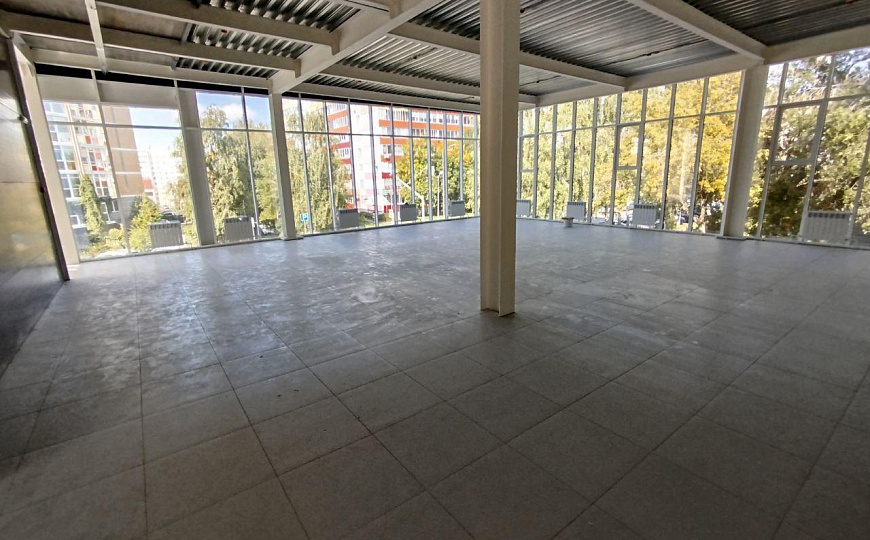 Сдаются в аренду новое помещение на втором этаже, первая линия панорамные окна, отдельный вход фото