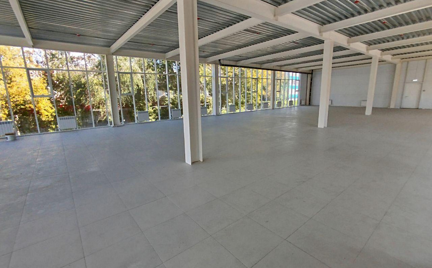 Сдаются в аренду новое помещение на втором этаже, первая линия панорамные окна, отдельный вход фото