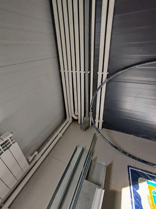 Сдаются в аренду новое помещение на втором этаже, первая линия панорамные окна, отдельный вход фото