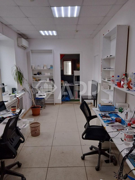 Сдаётся помещение свободного назначения с отдельным входом с торца здания, таже имеется запасной вых фото