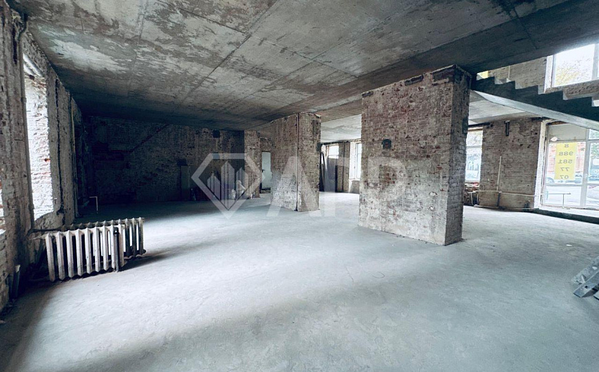 Трафик/парковка/большие окна/реклама/2входа фото