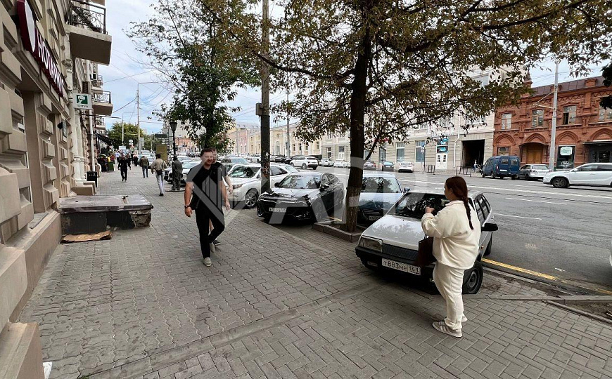 Трафик/парковка/большие окна/реклама/2входа фото