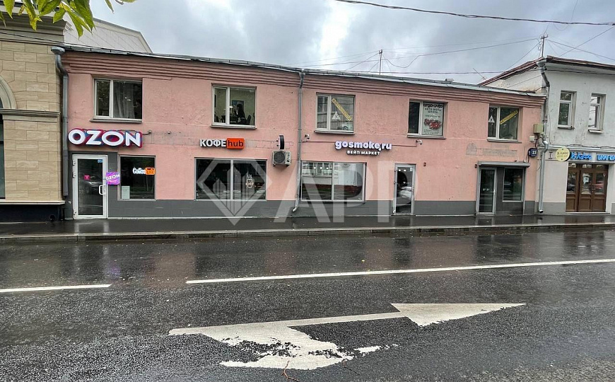 Продажа здания с арендаторами фото