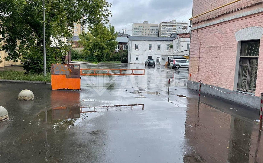 Продажа здания с арендаторами фото