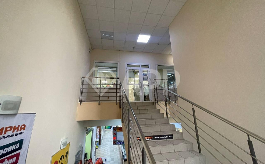 Сдам торговое помещение в ТЦ фото