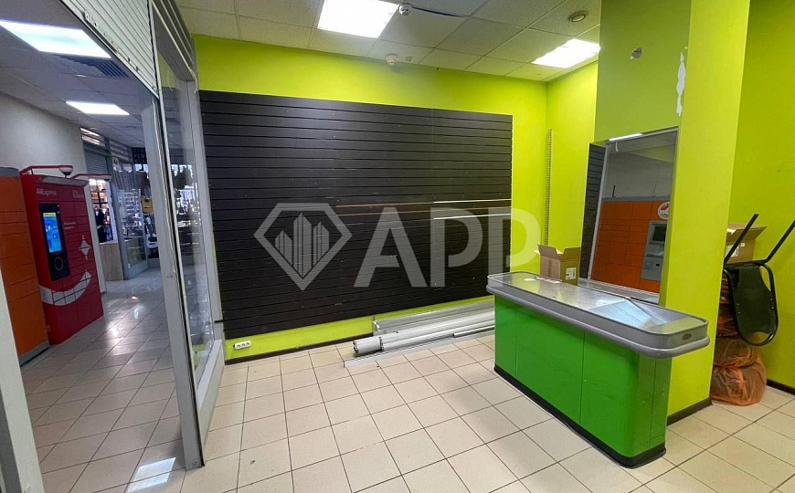 Сдам торговое помещение в ТЦ фото