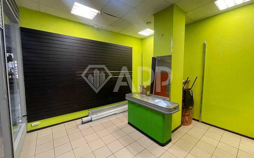 Сдам торговое помещение в ТЦ фото