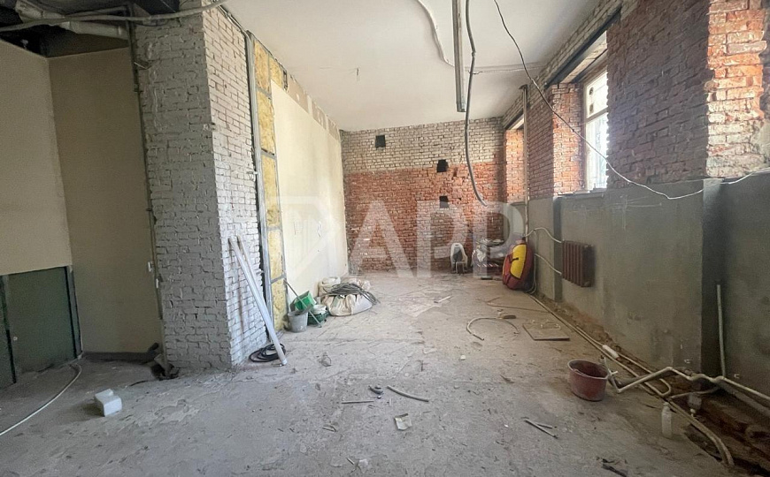 Помещение в центре на трафике. фото