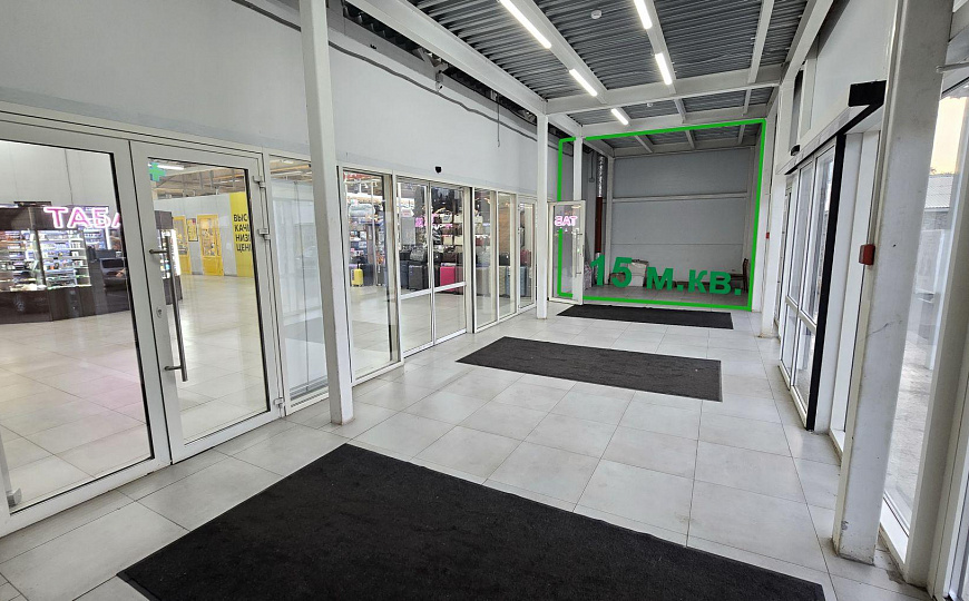 На входе в торговый центр, 15 м² фото