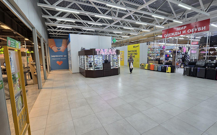 На входе в торговый центр, 15 м² фото