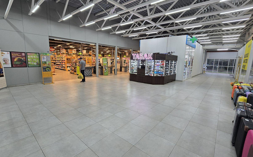 На входе в торговый центр, 15 м² фото