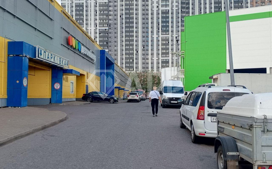 Проходно помещение у главного входа в ТЦ рядом с зоной фудкорта фото