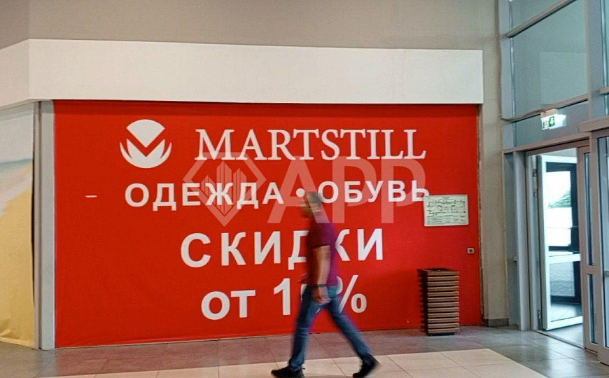 Проходно помещение у главного входа в ТЦ рядом с зоной фудкорта фото