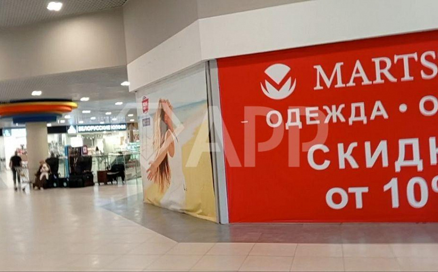 Проходно помещение у главного входа в ТЦ рядом с зоной фудкорта фото