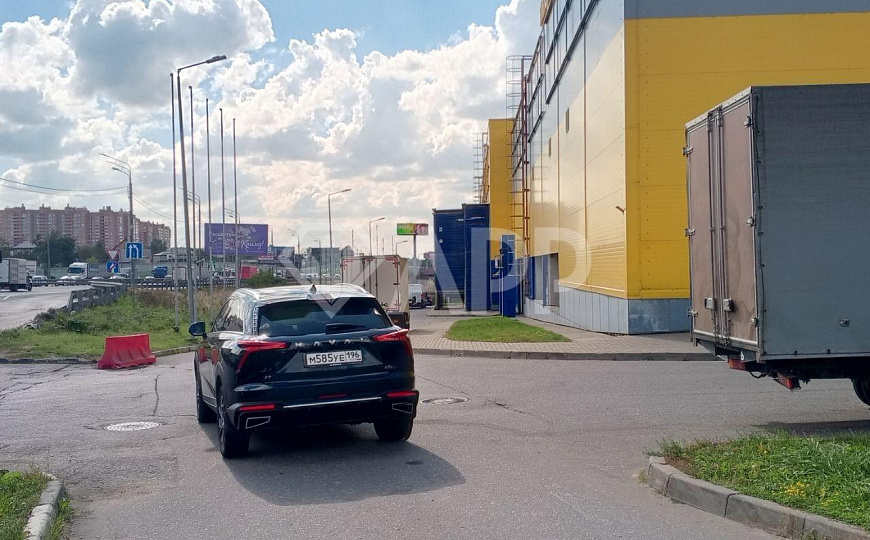 Проходно помещение у главного входа в ТЦ рядом с зоной фудкорта фото