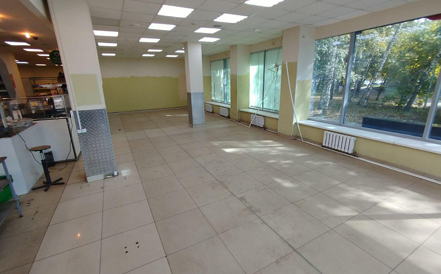 Сдается помещение с витражными окнами в оживленном месте фото