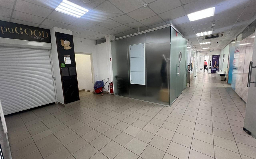 Торговые/офисные помещения, 600-1200 м²  в Торговом центре. фото