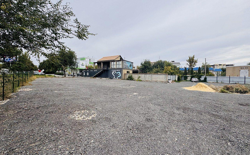 Земля с офисами для продажи автомобилей и техники, 1 500 м² фото