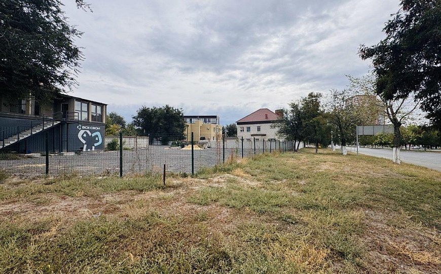 Земля с офисами для продажи автомобилей и техники, 1 500 м² фото