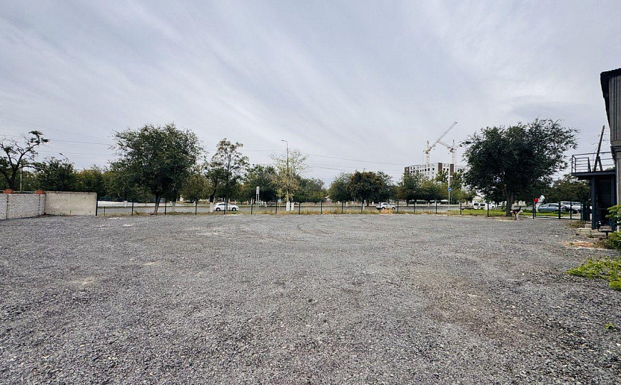 Земля с офисами для продажи автомобилей и техники, 1 500 м² фото