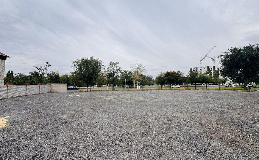 Земля с офисами для продажи автомобилей и техники, 1 500 м² фото