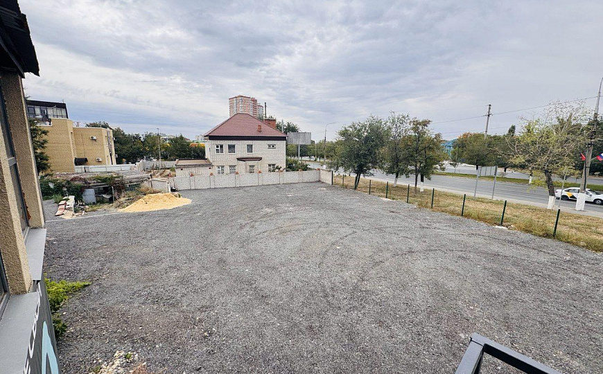 Земля с офисами для продажи автомобилей и техники, 1 500 м² фото