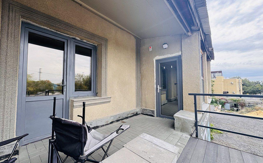 Земля с офисами для продажи автомобилей и техники, 1 500 м² фото