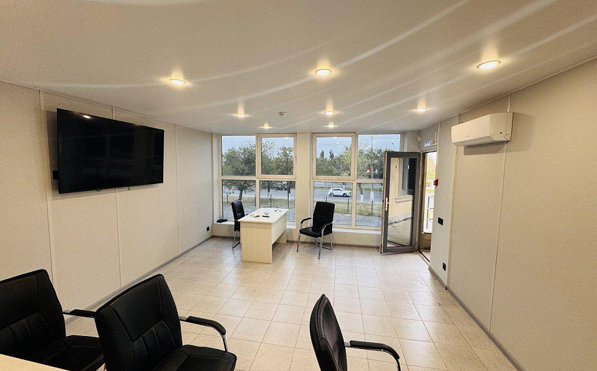 Земля с офисами для продажи автомобилей и техники, 1 500 м² фото