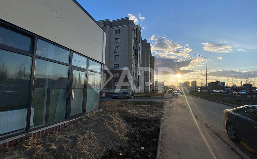 Сдаю торговое помещение 28.5 м² на первой линии Мамадышского тракта фото