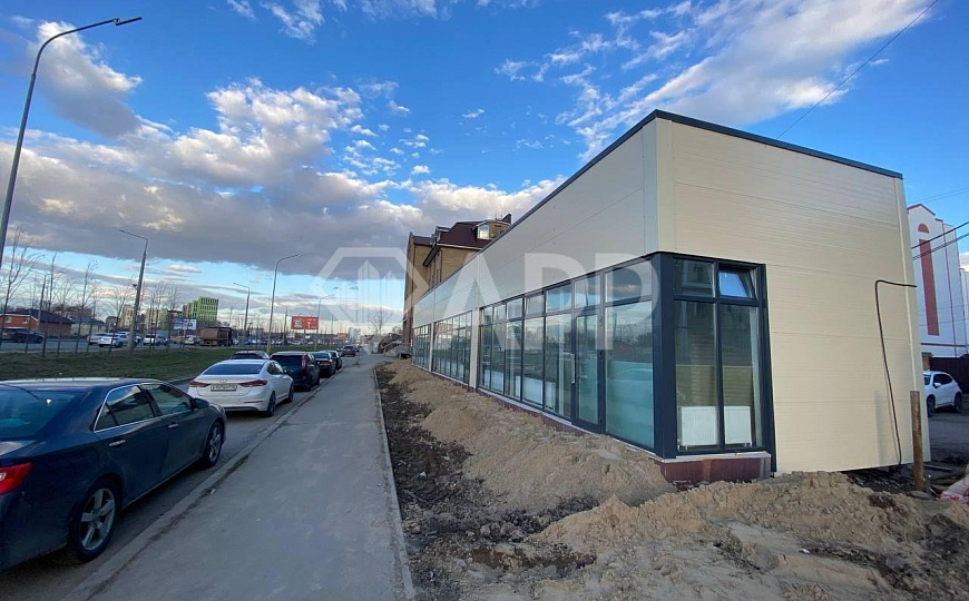 Сдаю торговое помещение 28.5 м² на первой линии Мамадышского тракта фото