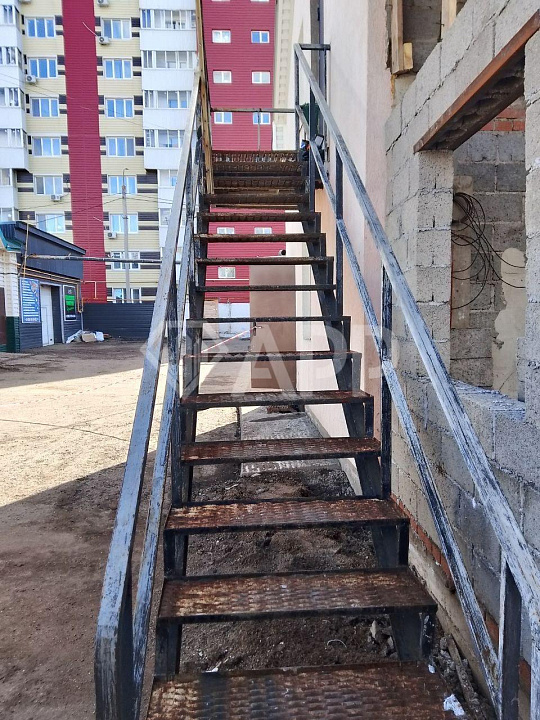 Продается отдельно стоящее здание с двумя входами: основной и запасной, вход на 2этаж отдельный со д фото